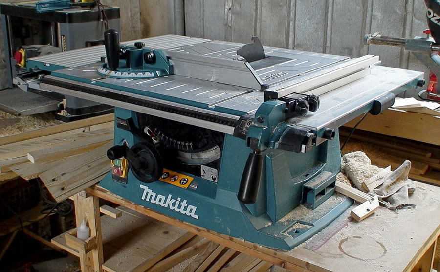 Máy cưa cắt điện bàn Makita