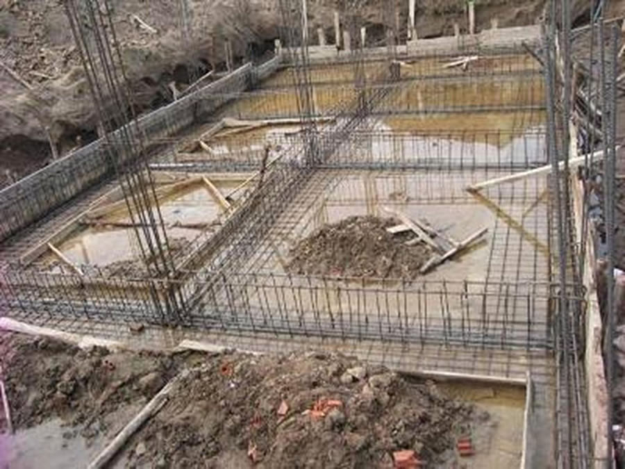 Hút nước ngầm đào móng nhà Vinh Nghệ An